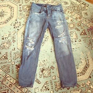 American Eagle Distressed Tomgirl Button Up Jeans